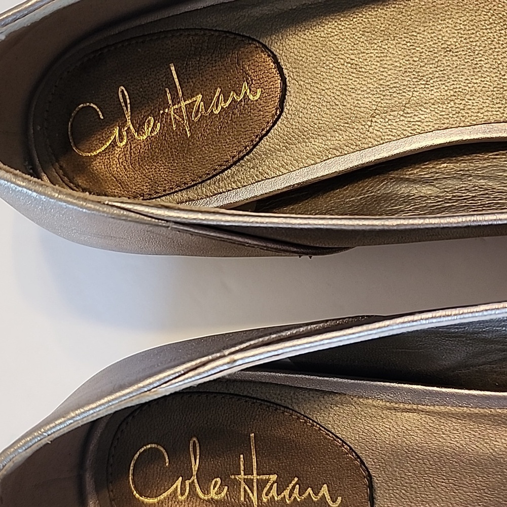 Cole Haan Leather Sleek Elegant Toeless Shoes Light Gold Flat Classy Design - Picture 4 of 7